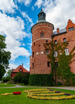 Gripsholm wurde 1383 als Burg vom schwedischen Reichsrat und Großgrundbesitzer, dem Truchsess Bo Jonsson aus dem Adelsgeschlecht der Grip gebaut.
