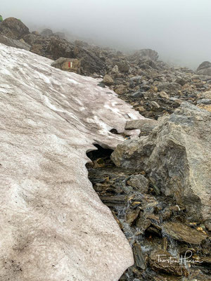 Mehrere Schneefelder gilt es zu überschreiten, auf den Weg zum 2757m hohen Geierjoch