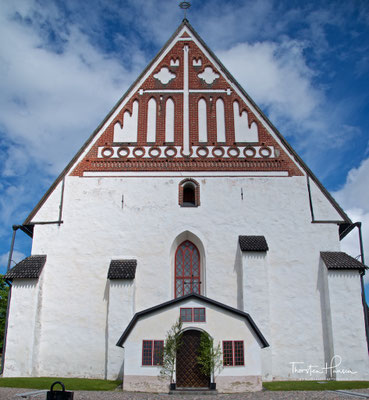 Der Dom von Porvoo mit seinem Giebel aus roten Ziegeln ist das Wahrzeichen der Stadt. Er wurde Mitte des 15. Jahrhunderts fertiggestellt, geht in Teilen aber auf die Zeit um 1410 zurück. 