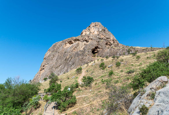 Er soll auf dem Suleiman-Berg eine Hütte gehabt haben und lange auf dem Felsen gesessen und sein Schicksal überdacht haben, ehe er zu dem Schluss kam, dass das Ferghanatal für seinen Ehrgeiz und seine Träume zu beengend war.