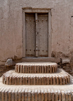 Einer Legende entsprechend wurde der Bau abgebrochen, da der Herrscher des Emirats Buchara den Bau eines noch höheren Minaretts als Kalta Minor geplant haben sollte.