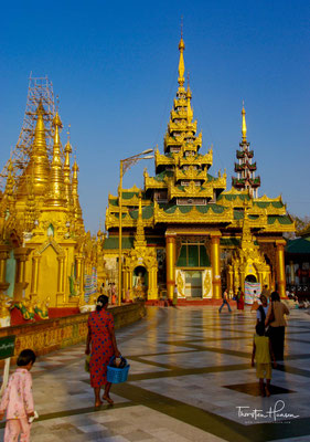 Der Legende nach ist die Shwedagon-Pagode mehr als 2500 Jahre alt. Aufzeichnungen buddhistischer Mönche bezeugen, dass die Pagode bereits vor dem Tod des historischen Buddha Siddhartha Gautama im Jahre 486 v. Chr. erbaut wurde