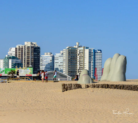 Die Skulptur "La Mano de Punta del Este", auch bekannt unter der Bezeichnung "Los Dedos de Punta del Este", steht im Süden des weißen Sandstrands Playa Brava von Punta del Este. 