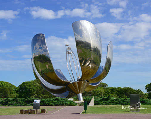 Floralis Genérica, eine Skulptur aus Stahl und Aluminium an der Plaza de las Naciones Unidas 