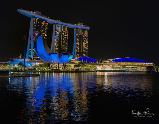 Marina Bay Sands ist ein Resort an der Marina Bay in Singapur, das von Las Vegas Sands erbaut und 2010 eröffnet wurde.