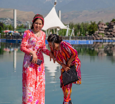 Junge Frauen vor dem Nationalmuseum von Tajikistan in Duschanbe