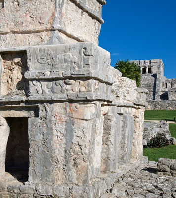 Freskentempel, im Hintergrund das Castillo