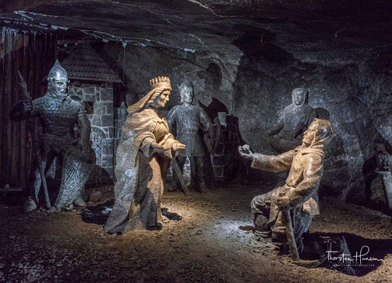Die Salzsiederei in der Gegend von Wieliczka ist sehr alt. Als die Salzquellen zur Mitte des 13. Jahrhunderts erschöpft waren, wurde unter Tage nach Salzsole gesucht und dabei die Steinsalzlagerstätte entdeckt.