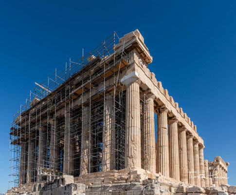 Der Parthenon ersetzte einen älteren Tempel der Athena, den sogenannten Vorparthenon, der während der persischen Eroberung Athens im Jahr 480 v. Chr. zerstört worden war. Im 6. Jahrhundert n. Chr. wurde der Tempel in eine Kirche umgewandelt