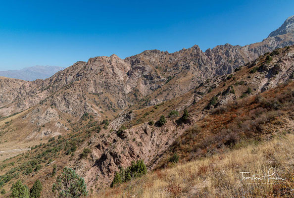 Der höchste Berg ist der Große Chimgon mit 3309 m, der ganzjährig mit Schnee bedeckt ist.