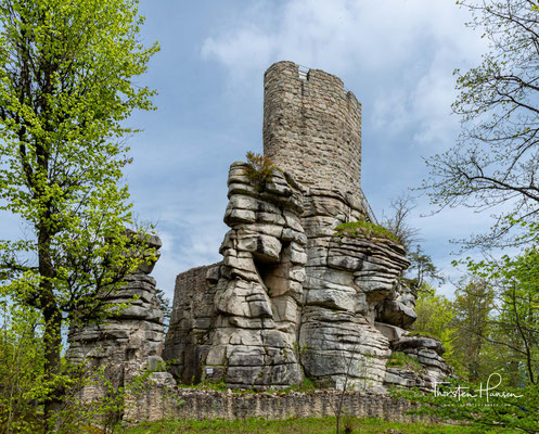 Die laut Grabungsfunden Anfang des 11. Jahrhunderts entstandene Burg wurde bis 1550 als große Ganerbenburg (Mehrfamilienburg) genutzt,.....