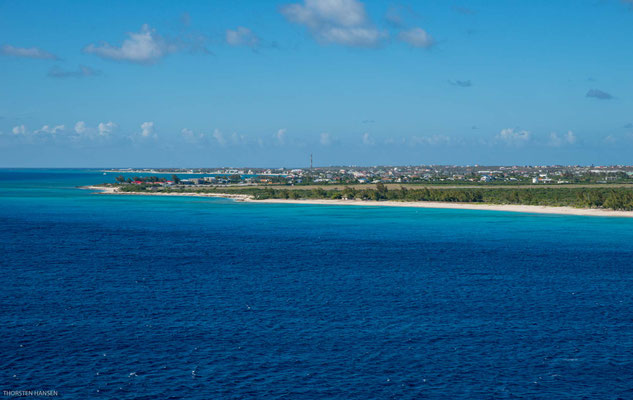 Grand Turk gilt als administratives, historisches, kulturelles und finanzielles Zentrum des Überseegebiets und hat mit 4831 Einwohnern 