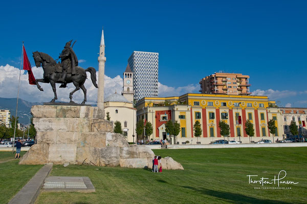 Die Skanderbeg-Statue am Skanderbeg-Platz in Tirana