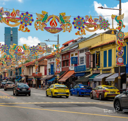 Serangoon Road, die sich durch ganz Little India zieht, gehört zu den ältesten Straßen in Singapur. Einer der ältesten hinduistischen Tempel, der Sri Srinivasa Perumal Temple (erbaut 1885) befindet sich hier.