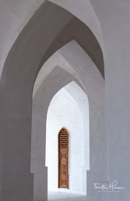Direkt unterhalb der Kuppel finden sich Schriftzeichen aus dem Koran, die einen Großteil der Kok Gumbaz einnehmen. 