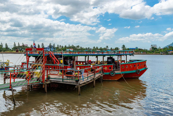 Ausflugsboot und Restaurant in Kampot