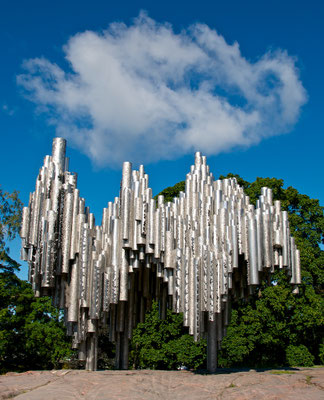 Jean Sibelius war und ist der bekannteste und angesehenste finnische Komponist. Berühmtheit erlangte er für seine sieben Symphonien und Kompositionen, darunter Finlandia, die Karelia-Suite und der Valse Triste.