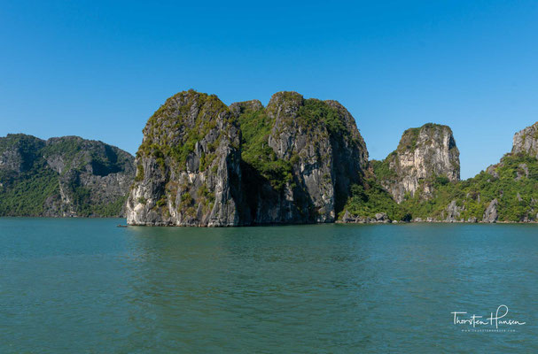 In den Grotten wie z. B. Hang Trống (Trommelgrotte) und Höhlen wie z. B. Hang Đầu Gỗ (Höhle der hölzernen Pfähle) gibt es bizarr anmutende Stalaktiten und Stalagmiten. 