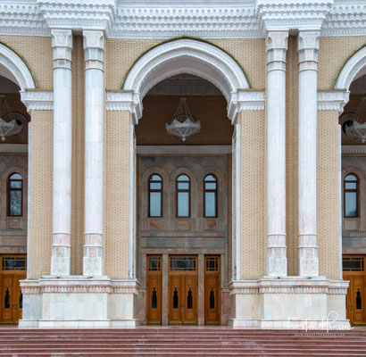 Das Theater ist benannt nach dem Kunstförderer, Dichter, Bauherrn, und Politiker Mir ʿAli Schir Nawāʾ, der im 15. Jahrhundert wirkte und in Usbekistan als ein Nationalheld gilt