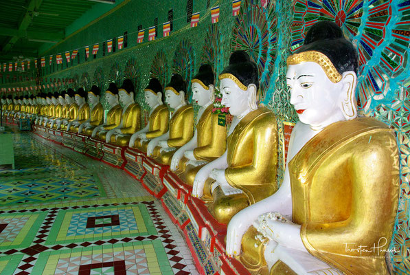 U Min Thonze-Pagode, die Pagode der 30 Höhlen. Fünfundvierzig golden gewandete überlebensgroße Buddhastatuen stehen in einer Kolonnade, die den Grundriss einer Mondsichel aufweist.