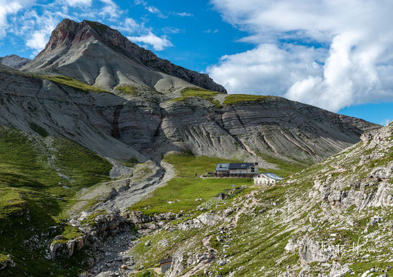Sie ist außerdem direkt an den Dolomiten – Höhenwegen Nr. 2 und Nr. 8 gelegen und dient daher als wichtiger Stützpunkt für diese Fernwanderwege.