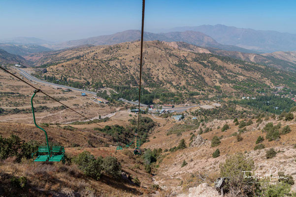 Chimgon befindet sich in einer Höhe von 1600 m, etwa 90 km östlich von Taschkent, der Hauptstadt Usbekistans. Die Westausläufer des Tianshan haben auch den Namen Tschatkalgebirge und bilden den Ugom-Chatqol-Nationalpark. 