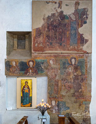 Im Inneren sind bei Restaurierungsarbeiten erst im 20. Jahrhundert Fresken aus verschiedenen Epochen, die übertüncht waren, wiedergefunden worden. 