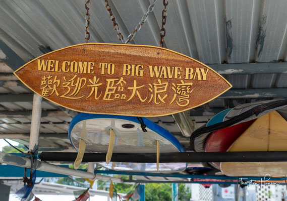 Der Big Wave Bay Beach ist bei Windsurfern sehr beliebt und liegt am malerischen östlichen Ende der Insel Hongkong in der Nähe des Wanderwegs Dragon's Back.