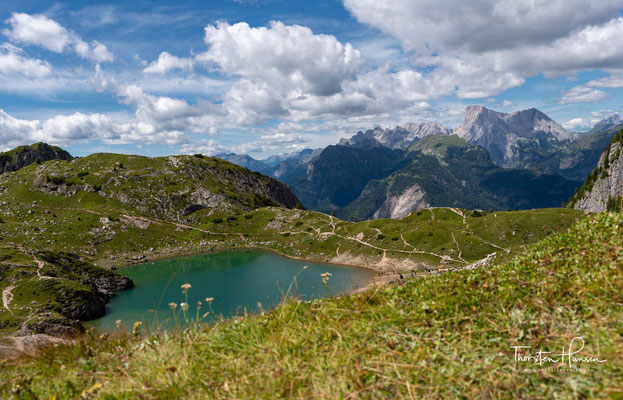 Der eiszeitliche See Lago Coldai auf 2143 m. Ein wunderschöner in den Dolomiten, der dementsprechend von Wanderer frequentiert wird