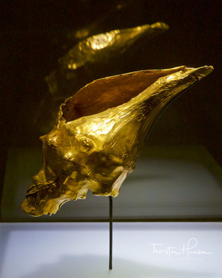 Es stellt zum größten Teil aus Gold gearbeitete präkolumbische Fundstücke aus.