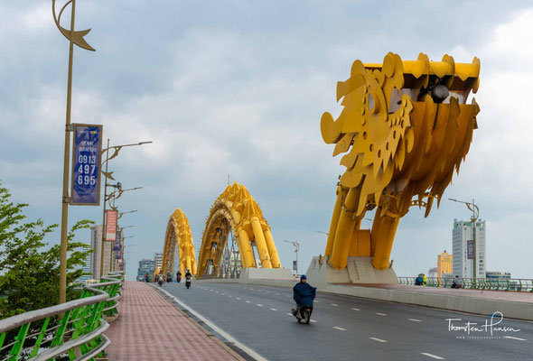 Die berühmte Drachenbrücke (vietnamesisch: Cầu Rồng) in Đà Nẵng