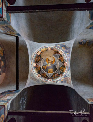 Die Kirche ist auf den Fundamenten einer byzantinischen Basilika aus dem 11. Jahrhundert erbaut. Sie ist ein seltenes Bauwerk, das – einmalig in der Byzantinischen Kunst – einen Glockenturm erhalten hat.
