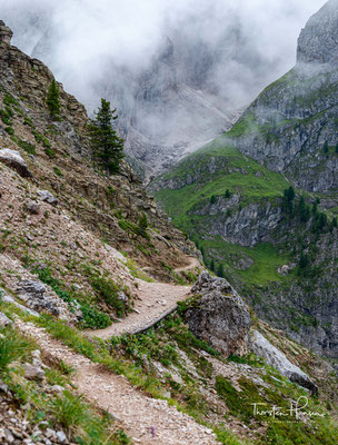 ...und führt auf schönen und schmalen Wegen, hinauf zur Peitlerscharte (2.361 m ü.d.M.) 