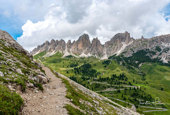 Zu eben dieser Pisciadù Hütte auf 2.595 m Meereshöhe bringt Sie der Pisciadù Klettersteig, der beliebteste Klettersteig der Dolomiten. 