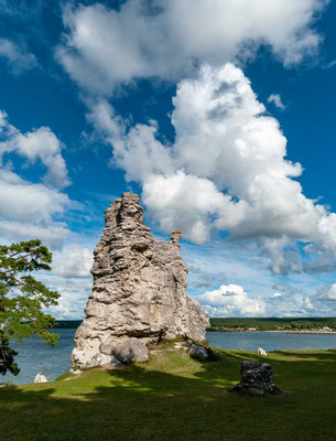 Gotlands höchster Rauk, die 27 Meter hohe Jungfrun am Strand von Lickershamn