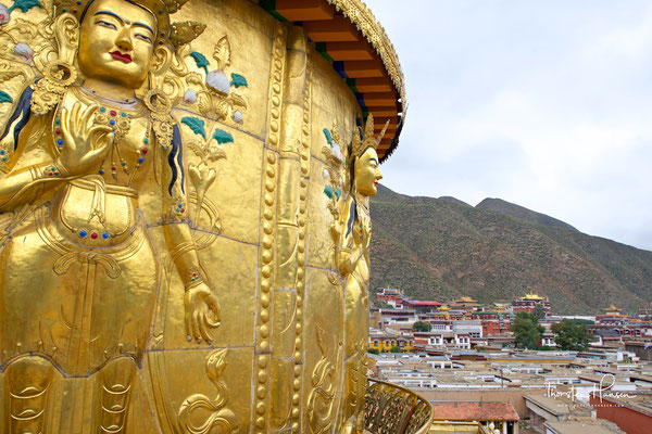 Das Kloster Labrang (Labrang Trashi Khyil) liegt in 2.800 Metern Höhe in einem Flusstal des Kreises Xiahe