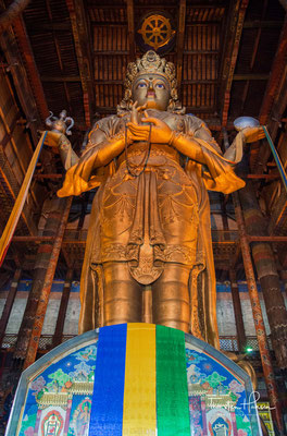 Die 26 Meter hohe Statue der Göttin Janraisig (Sanskrit: Avalokiteshvara), für die das Kloster berühmt ist.