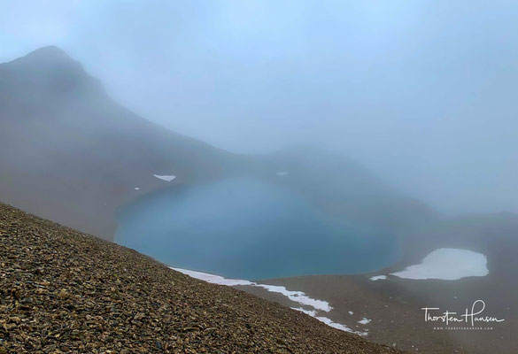 Der Junssee in den Tuxer Alpen auf rund 2.700 m Höhe ist so kalt, dass es sein kann, dass selbst in den Sommermonaten noch die Eisschollen auf ihm schwimmen.