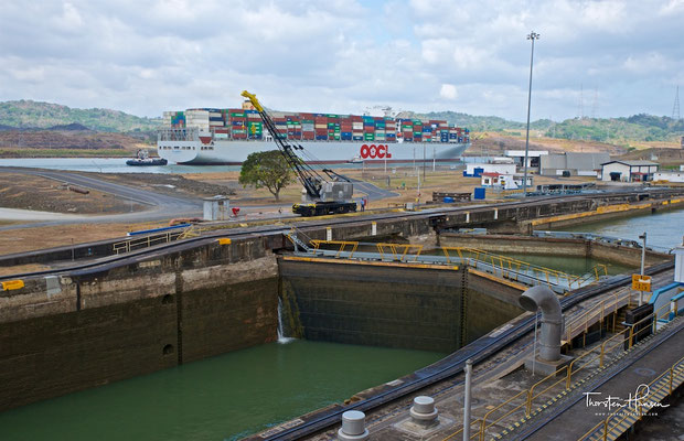Die Autoridad del Canal de Panamá (ACP) hat für den Schiffsverkehr 291 Lotsen und 36 Schlepper zur Verfügung, während in den Schleusen 100 Lokomotiven im Einsatz sind
