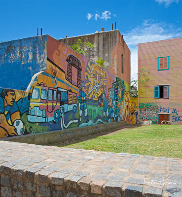 La Boca liegt an der Einmündung des Riachuelo-Flusses in den Río de la Plata und hat daher auch seinen Namen (Boca = spanisch für „Mündung“).