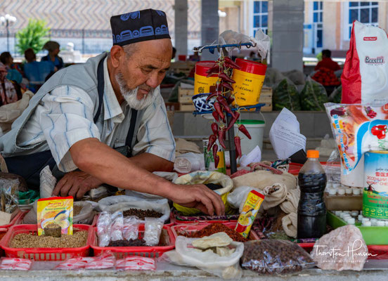 Der Siyob-Basar, auch Siab Basar genannt, ist der größte Basar in Samarkand in dem alle täglichen Bedarfsartikel angeboten werden.