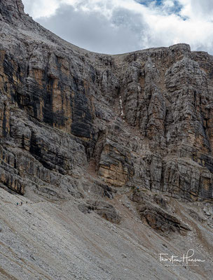 Auch wenn die Felswand der Nives-Scharte fast senkrecht aufzusteigen scheint, ist dieser Weg als leichter Klettersteig der Kategorie A/B klassifiziert worden