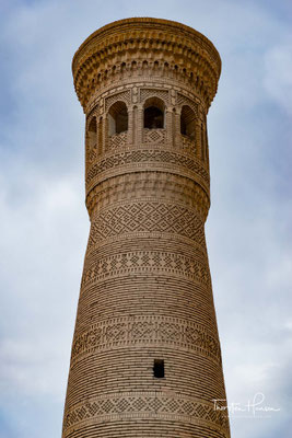 Das Kalon-Minarett wurde zu 1127 unter dem Karachaniden Arslan Khan errichtet, der von 1102 bis 1130 als Vasall des Sultans der Seldschuken Teilherrscher in Transoxanien war. 