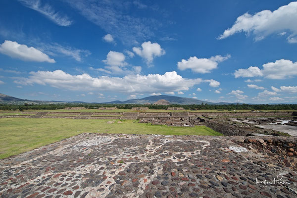 Die Sonnenpyramide und die „Straße der Toten“ in Teotihuacán