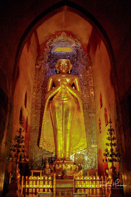 Konkret wurde Anawratha durch einen Mon-Mönch für den Buddhismus gewonnen und vertrieb 1056 die Priester des einheimischen Schlangenkultes aus der Hauptstadt. 