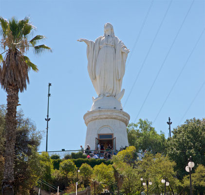 Auf dem Gipfel befinden sich eine Kirche, ein Amphitheater und eine 22 m hohe Statue der Jungfrau Maria. Papst Johannes Paul II. hielt dort 1987 eine Messe.
