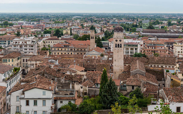 Conegliano (auf venezianisch: Conejàn) ist eine Gemeinde mit 35.276 Einwohnern zu Füßen der Colli Veneti am Fluss Monticano in der Provinz Treviso.
