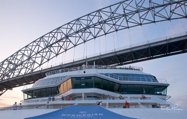 Fahrt unter die Puente de las Américas mit der Norwegian Star