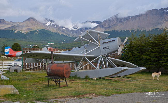 Flugunfähiges 1:1 Modell von Plüschows HD 24 W Flugzeug auf dem Gelände des lokalen Aero-Clubs in Ushuaia