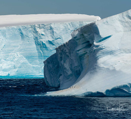 Der derzeit größte dokumentierte Eisberg, ein antarktischer Tafeleisberg, ist im Jahr 1956 im südlichen Pazifik gesichtet worden und war zu Anfang 31.000 km² groß